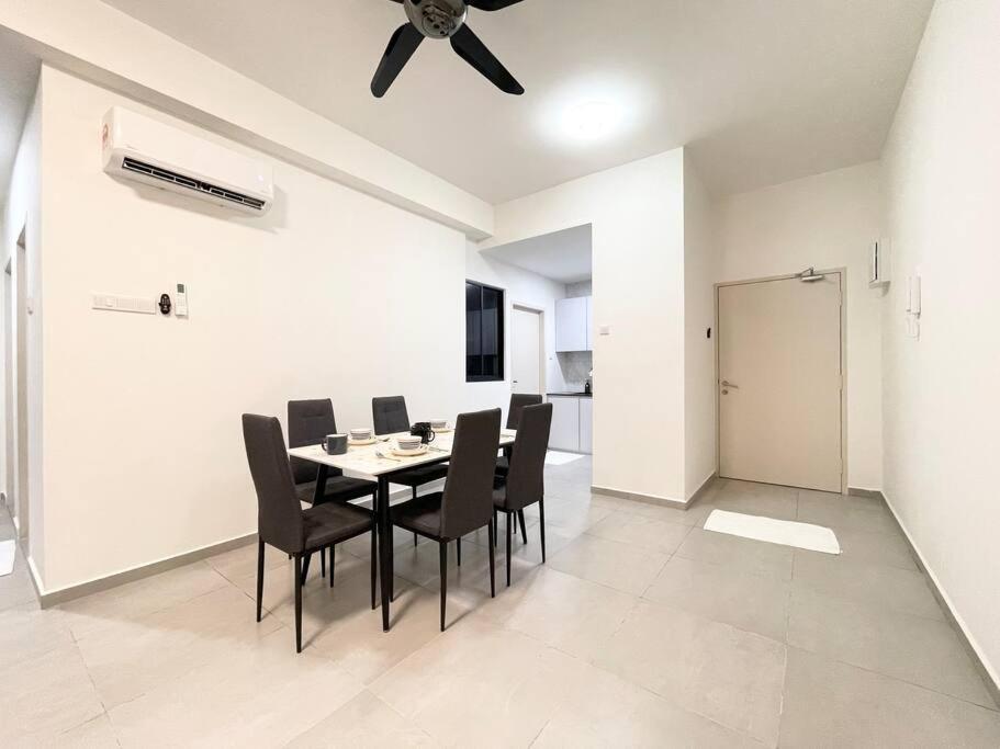 Pangsapuri Quartz Near To Jonker Walk With Infinity Pool Cozy 3b2b Malacca